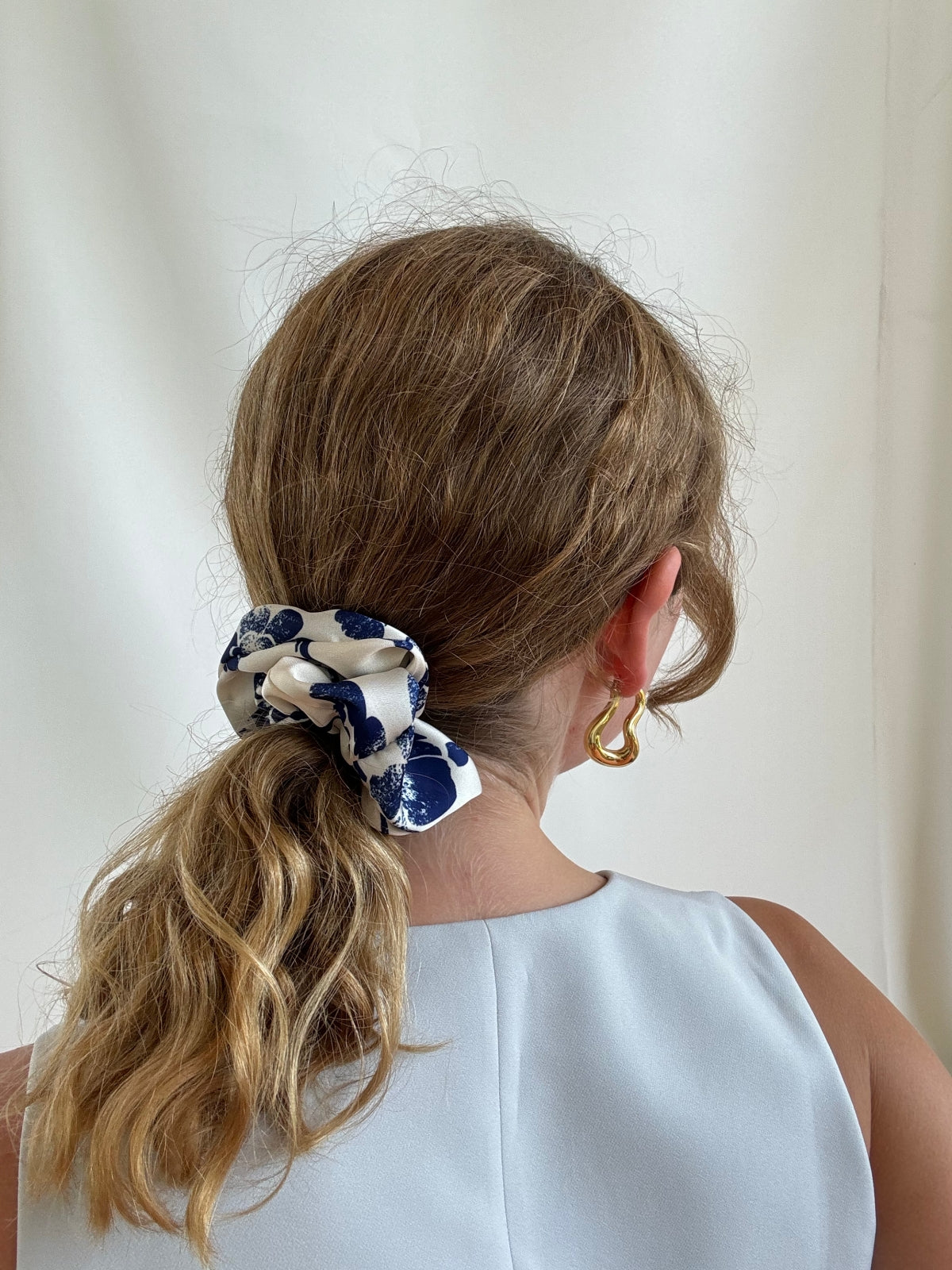 Scrunchie - Blau/ Weiß Blumen Satin