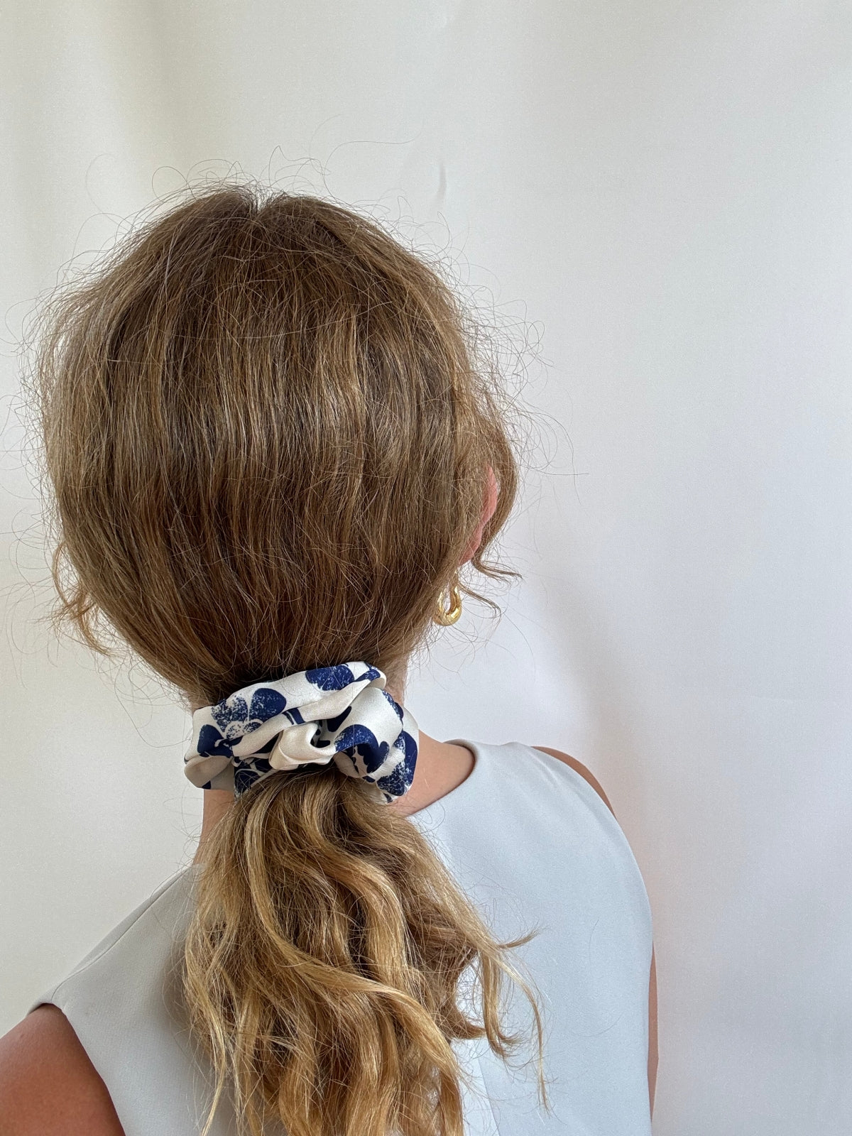 Scrunchie - Blau/ Weiß Blumen Satin